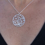 Collier court amandier en fleur
Pendentif en laiton | Bain argent brossé | Vernis de protection
Dimensions : x 3,4 cm
Chaîne 40 cm + 5 cm
Prix : 35,00